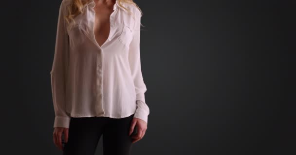 Mujer Caucásica Sexy Botón Abajo Camisa Pie Sobre Fondo Gris — Vídeos de Stock