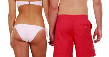 Okyanusa bakan genç bir çiftin arka görüntüsü. Genç milenyum çifti plajda kameradan uzak duruyor. Beyaz arka plan. 4k