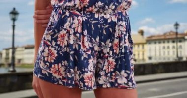 İtalya, Floransa 'da rüzgarın estiği Romper' daki kadının orta bölümünün yakın çekimi. Floransa Caddesi 'nin dışında günlük kıyafetlerle gezen şık bir bayan. 4k