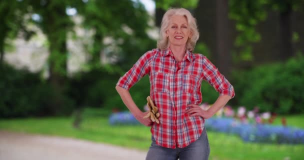 Starsza Kobieta Stojąca Rękami Biodrach Parku Publicznym Trzymająca Rękawiczki Szczęśliwy — Wideo stockowe