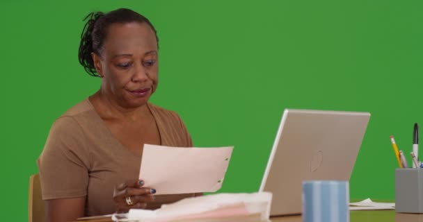 Egy Idősebb Fekete Használja Telefonját Laptopját Hogy Zöld Vásznon Adózzon — Stock videók