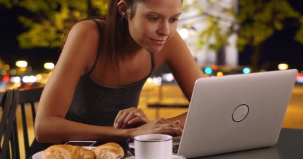 Kobieta Turystka Paryżu Siedzi Zewnątrz Laptopem Pije Kawę Atrakcyjna Biała — Wideo stockowe