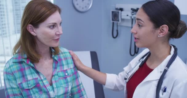 Tânăra Doctor Latina Spune Pacientului Senior Vestea Bună Despre Sănătatea — Videoclip de stoc