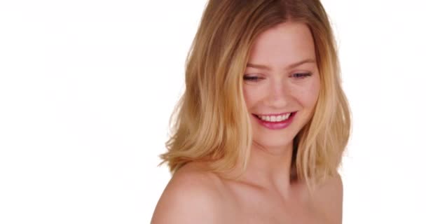 Fresco Divertido Riendo Mujer Rubia Con Hombros Desnudos Sobre Fondo — Vídeos de Stock