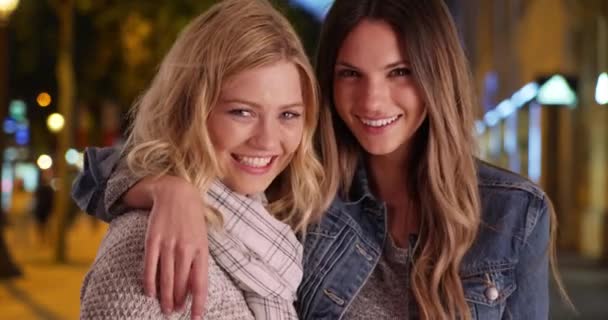Een Paar Aantrekkelijke Jonge Vrouwen Die Glimlachen Poseren Voor Camera — Stockvideo