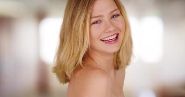 Młoda Blondynka Pozująca Kamery Gołymi Ramionami Portret Śmiejącej Się Białej — Wideo stockowe