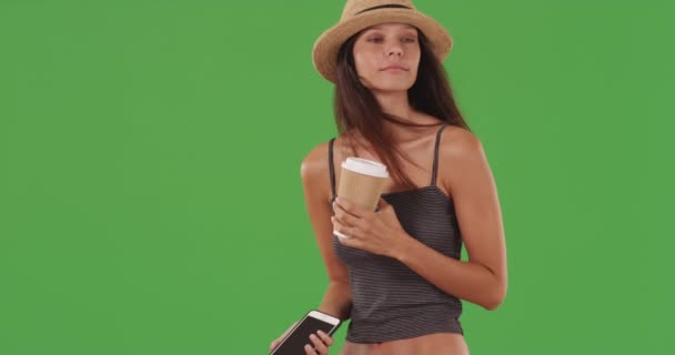 코카서스 소녀가 스마트폰 기기를 가지고 둘러보고 화면에서 마시고 있습니다 길잃은 — 비디오