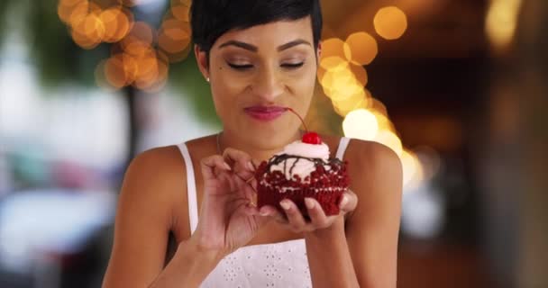 Close Attractive Black Female Eating Big Red Velvet Cupcake Outdoor — Stock Video
