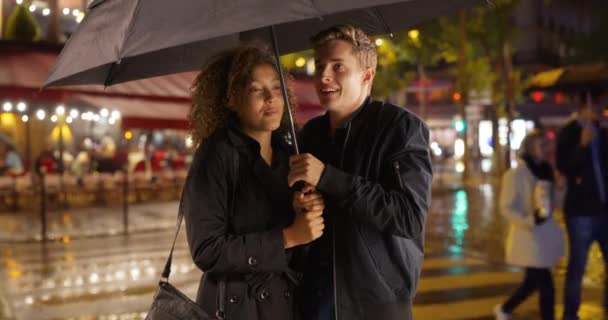Щаслива Пара Стоїть Під Парасолькою Паризькій Вулиці Вночі Під Дощем — стокове відео