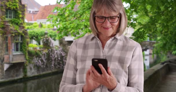 Okouzlující Stará Dáma Která Používá Přenosnou Technologii Komunikaci Bruggách Belgii — Stock video