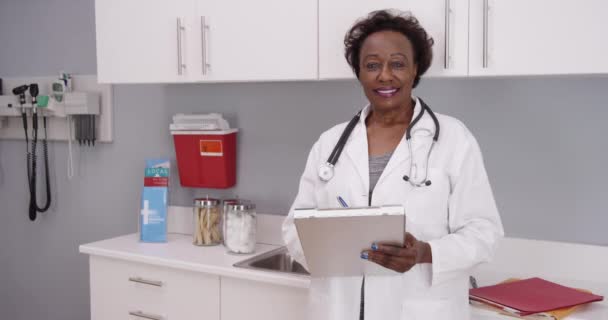 Médica Negra Positiva Dentro Escritório Sorrindo Para Câmera Profissional Médico — Vídeo de Stock