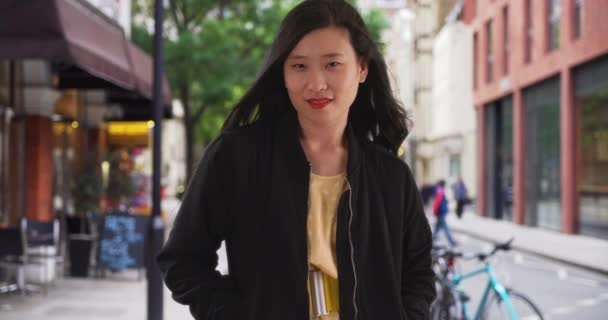 Milenial Wanita Cina Berjaket Pembom Hitam Berdiri Jalan Kota Dengan — Stok Video