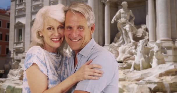 Joyeux Couple Âge Mûr Pose Pour Portrait Devant Fontaine Trevi — Video