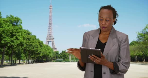 Heureuse Femme Affaires Noire Paris Utilisant Technologie Parlant Caméra Femme — Video