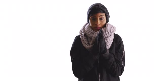 Portret Czarnej Kobiety Zimno Drżącej Białym Tle Przestrzenią Kopiowania Młoda — Wideo stockowe