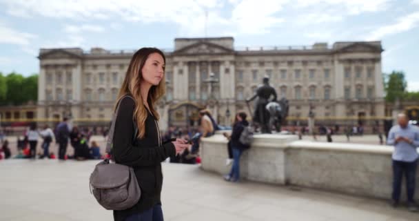 Una Mujer Bastante Caucásica Perdida Londres Joven Turista Usando Smartphone — Vídeo de stock