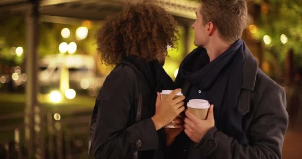 Atraente Jovem Casal Multi Étnico Beber Café Encontro Noite — Vídeo de Stock