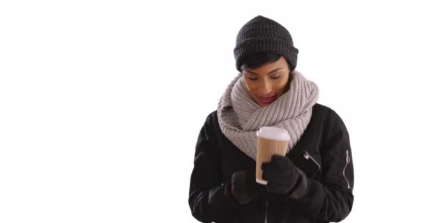 Χαριτωμένη Μαύρη Γυναίκα Στα Της Αφαιρώντας Γάντι Για Απαντήσει Μήνυμα — Αρχείο Βίντεο