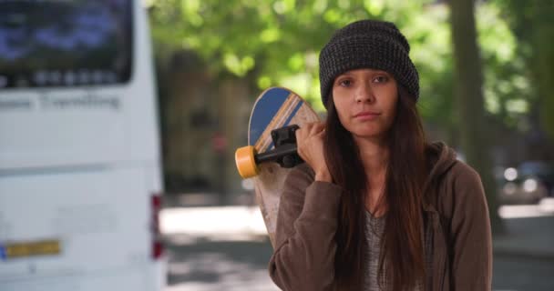 Milenyum Kızı Kaykayı Omuzlarının Üzerinde Tutuyor Gün Boyunca Sokakta Kameraya — Stok video