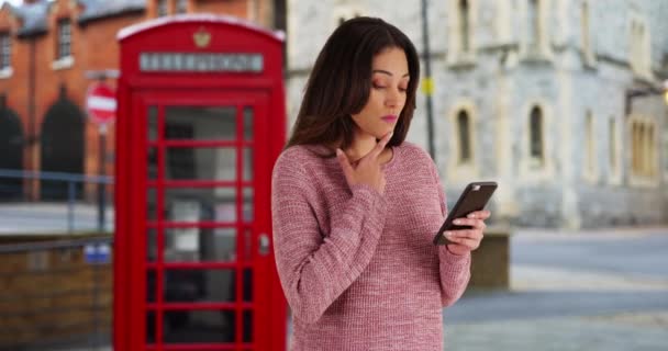 Красивая Латиноамериканка Виндзоре Англия Использует Свой Мобильный Телефон Снаружи Привлекательная — стоковое видео