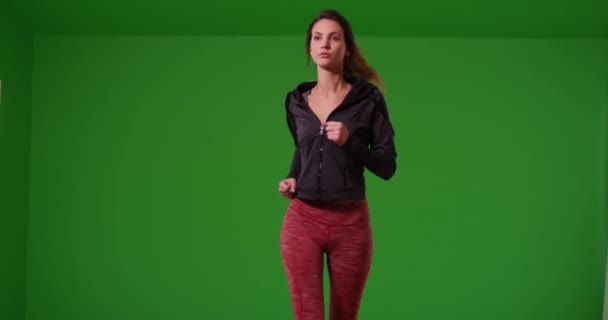 Millennial Menina Branca Corre Direção Câmera Enquanto Olha Redor Tela — Vídeo de Stock
