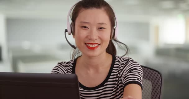 Счастливый Азиатский Агент Поддержки Клиентов Наушниками Микрофоном Улыбающийся Камеру Офисе — стоковое видео