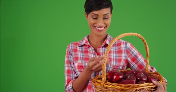 Donna Afroamericana Allegra Che Tiene Cesto Frutta Biologica Sorridendo Alla — Video Stock