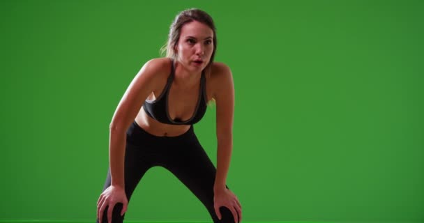 Молодая Белая Женщина Делает Дыхательные Упражнения После Пробежки Зеленом Экране — стоковое видео