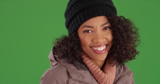 Krásná Černoška Usmívá Směje Zimním Oblečení Zeleném Pozadí Zblízka Portrét — Stock video