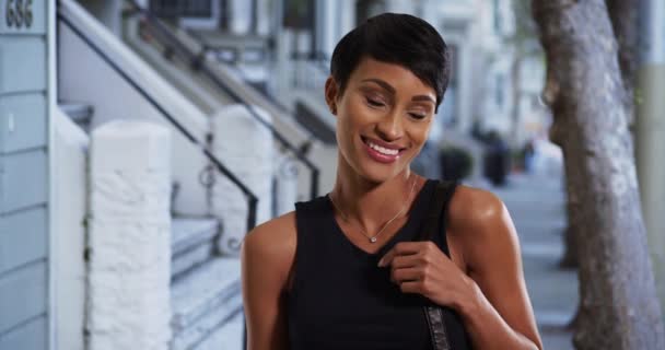 Retrato Elegante Jovem Mulher Negra Fora Fila Casas Bonitas Sorrindo — Vídeo de Stock
