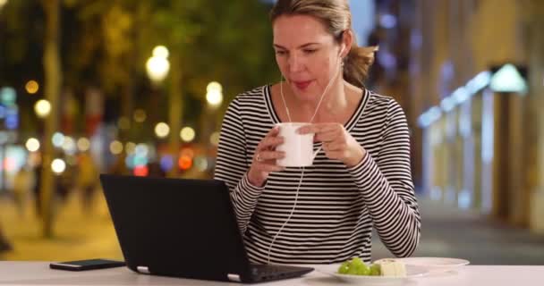 Mulher Caucasiana Atraente Usando Laptop Beber Café Uma Mulher Usando — Vídeo de Stock