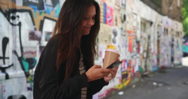 Hipster Menina Jaqueta Bomber Mensagens Com Celular Beco Graffiti Mulher — Vídeo de Stock