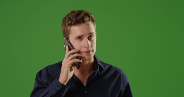 Nenucený Bílý Muž Mluví Obchodním Oblečení Smartphonu Zelené Obrazovce Zelené — Stock video