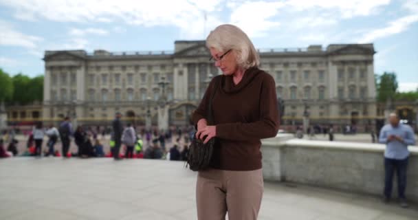 Starsza Kobieta Turystka Sprawdza Aplikację Mapę Telefonu Smartfonie Londynie Starszy — Wideo stockowe