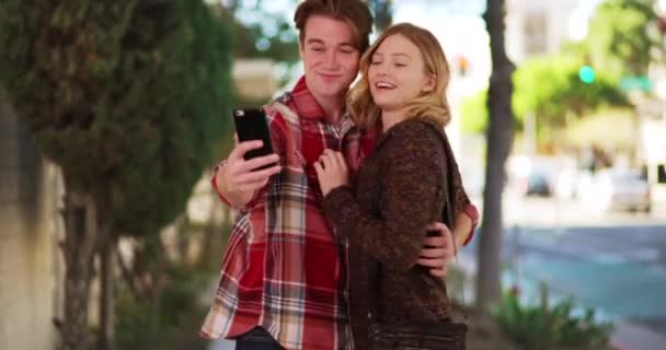 Giovane Coppia Millenaria Scattare Selfie Insieme Sul Cellulare Fuori Sul — Video Stock
