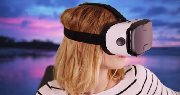 Mladá Běloška Používající Brýle Pro Simulované Zážitky Portrét Roztomilé Blondýny — Stock video