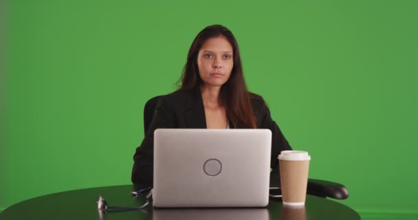 Jonge Zakenvrouw Zit Aan Tafel Met Laptop Computer Mobiele Telefoon — Stockvideo