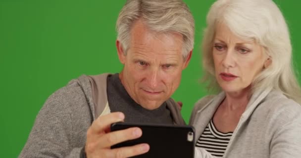 Couple Personnes Âgées Utilisant Smartphone Pour Obtenir Des Directions Retour — Video