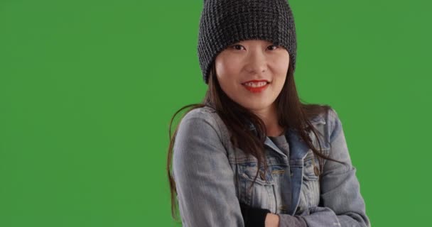 Glad Asiatisk Flicka Som Håller Värmen Bär Skalbagge Och Vantar — Stockvideo