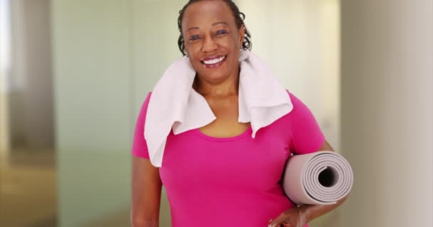 Starší Afroameričanka Pózuje Pro Portrét Cvičení Starší Černoška Drží Svou — Stock video