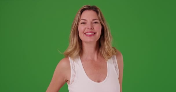 Привлекательная Белая Женщина Средних Лет Дующая Поцелуи Камеру Зеленом Экране — стоковое видео