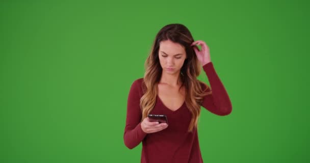 Mladá Dívka Zvýraznění Hrát Svém Telefonu Zelené Obrazovce Zelené Obrazovce — Stock video