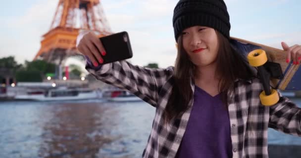 Cool Millennial Skater Neemt Selfie Met Smartphone Camera Het Houden — Stockvideo