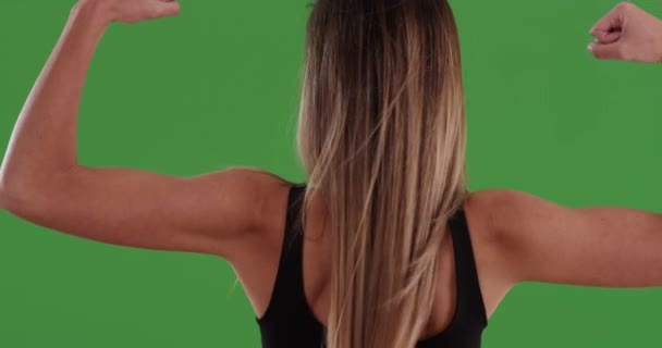 Visão Traseira Atlético Jovem Milenar Mulher Flexionando Bíceps Beijando Seus — Vídeo de Stock
