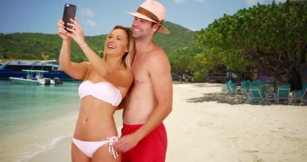 Mutlu Milenyum Çifti Tropikal Gemi Seyahatindeyken Selfie Çekiyor Mutlu Milenyum — Stok video