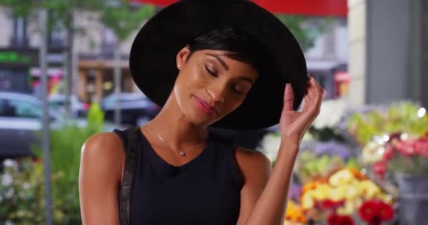 Elegante Joven Negra París Francia Encuentra Fuera Floristería Posando Para — Vídeos de Stock