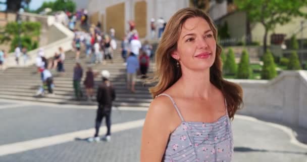 로마에 아름다운 캅카스 여인의 바람에 머리카락이 날리는 로마를 관광객 — 비디오