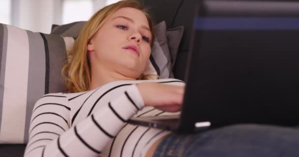 Retrato Close Jovem Mulher Caucasiana Deitada Sofá Usando Computador Portátil — Vídeo de Stock