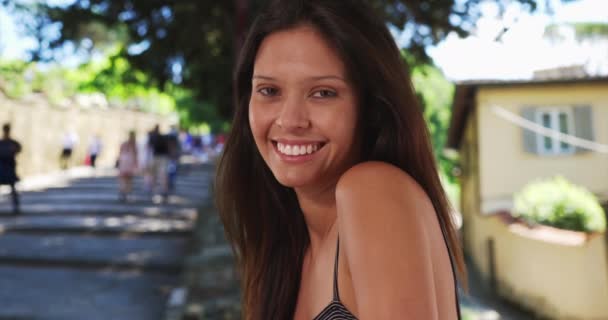 Szekrény Gyönyörű Fiatal Turista Áll Utcán Firenzében Egy Generációs Lány — Stock videók
