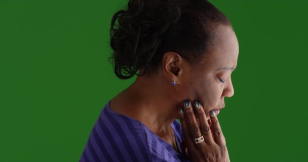 一位年长的黑人妇女悲伤地凝视着绿色屏风上的窗户 在绿色屏幕上键入或合成 — 图库视频影像